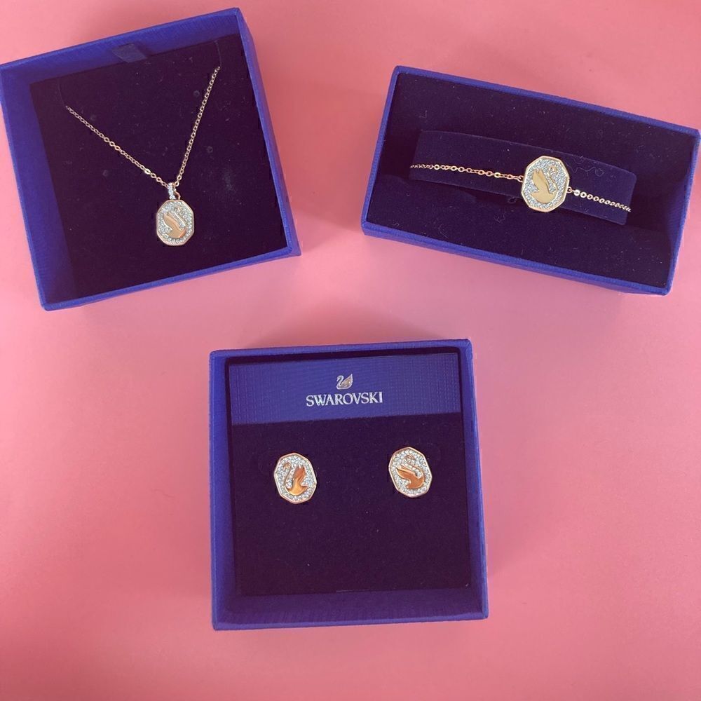 Swarovski Set ( necklace,earrings,bracelet)